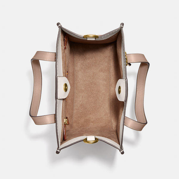 حقيبة "فيلد توت 22 Field Tote" مزينة بنقشة الحصان و العربة