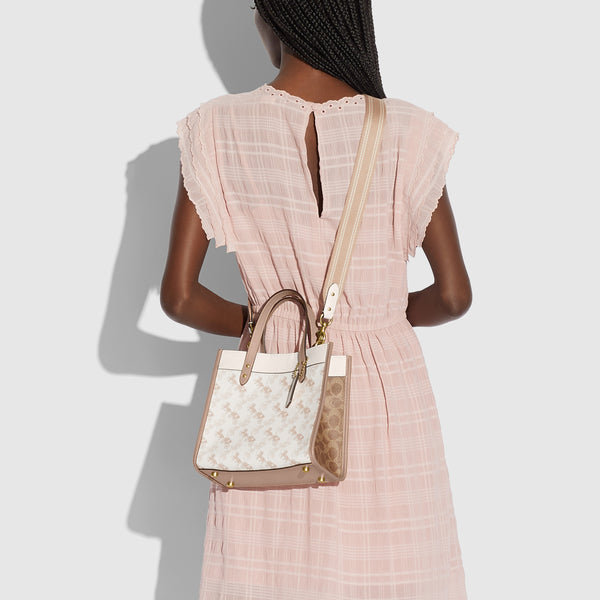 حقيبة "فيلد توت 22 Field Tote" مزينة بنقشة الحصان و العربة