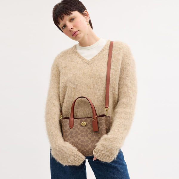 حقيبة "ويلو توت 24 Willow Tote" من القماش بنقشة ماركة كوتش