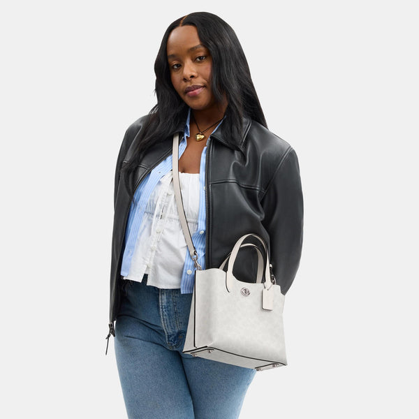 حقيبة "ويلو توت 24 Willow Tote" من القماش بنقشة ماركة كوتش