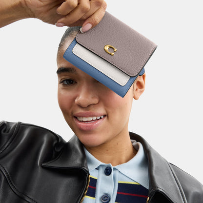 محفظة "ميلا" الصغيرة بغطاء قلاب بألوان مُغايرة