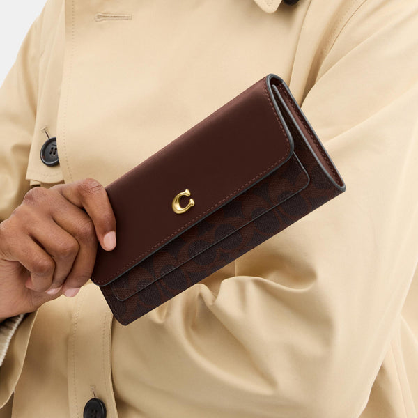 محفظة "ميلا" بتصميم طويل بغطاء قلاب من القماش بنقشة كوتش