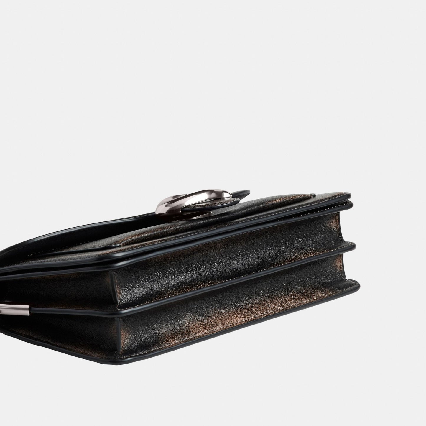 حقيبة كتف "تابي 26" مبطنة من الجلد المعتّق