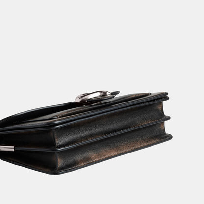 حقيبة كتف "تابي 26" مبطنة من الجلد المعتّق