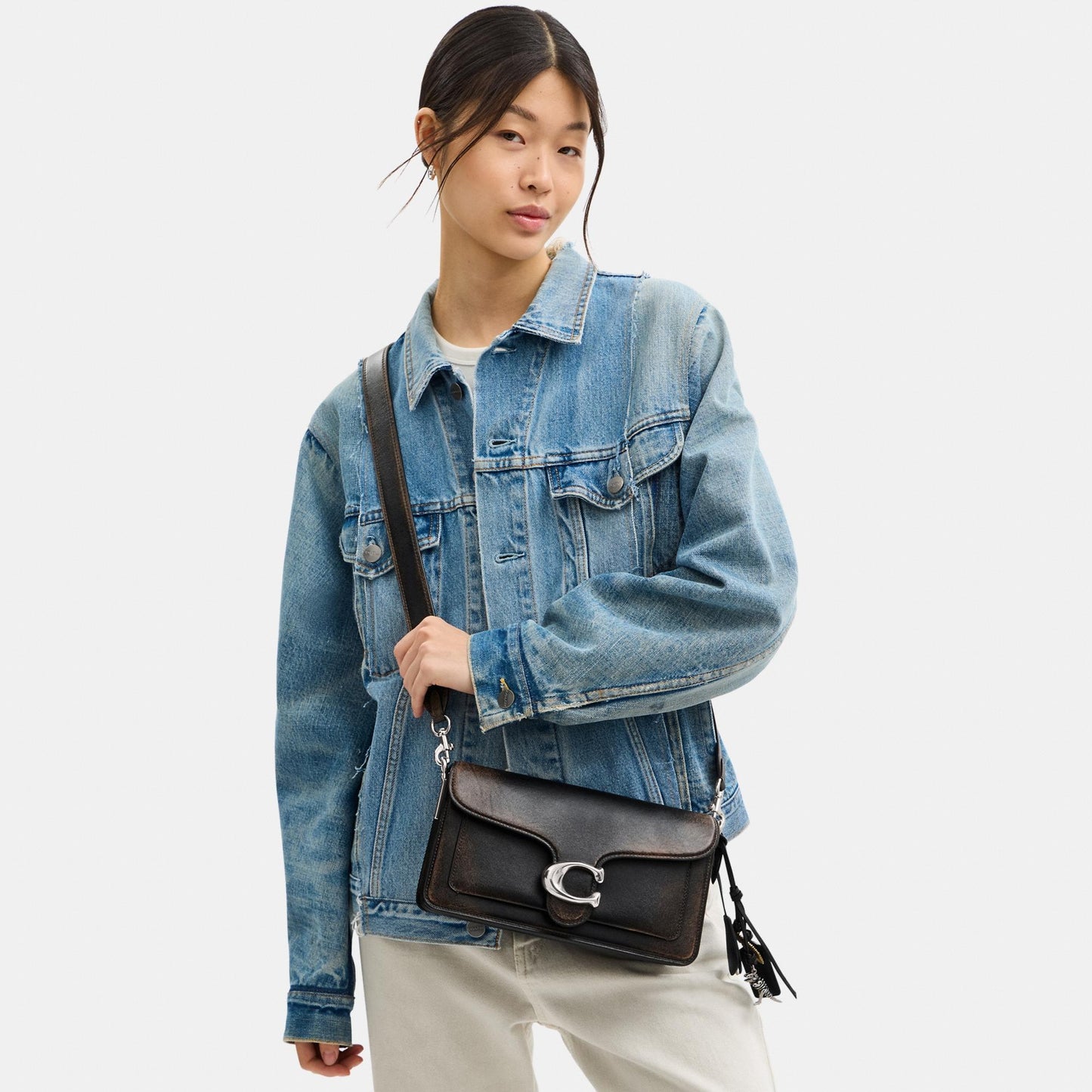 حقيبة كتف "تابي 26" مبطنة من الجلد المعتّق