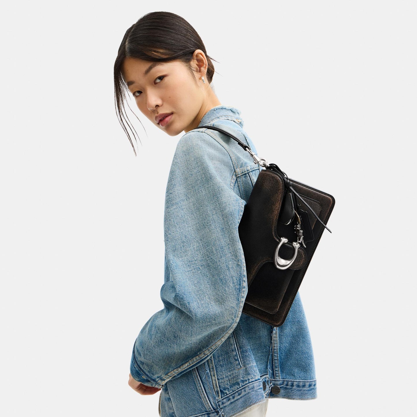 حقيبة كتف "تابي 26" مبطنة من الجلد المعتّق