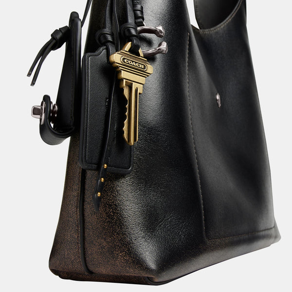 حقيبة كتف "بروكلين 28" من الجلد المعتّق