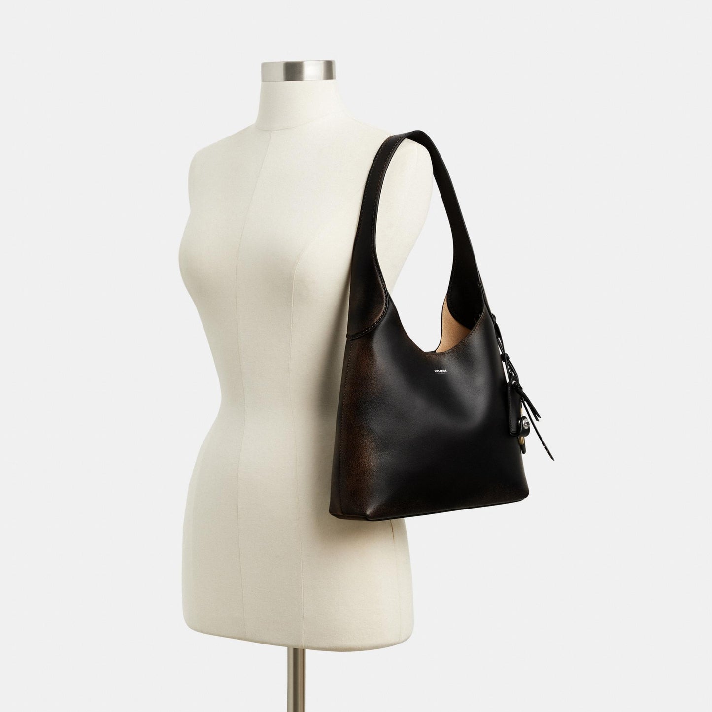 حقيبة كتف "بروكلين 28" من الجلد المعتّق