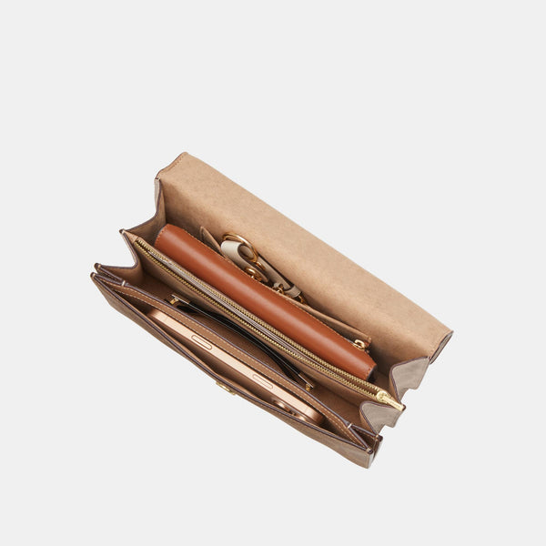 حقيبة كروس بودي "كلير" بتصميم مغلف من القماش بنقشة كوتش 