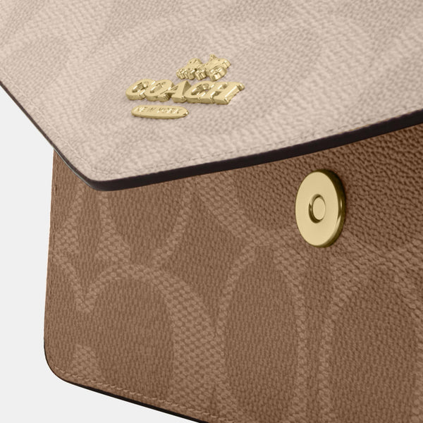 حقيبة كروس بودي "كلير" بتصميم مغلف من القماش بنقشة كوتش 