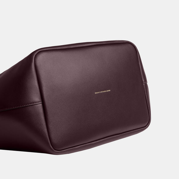 حقيبة كبيرة بإطار معدني وقفل متعاكس