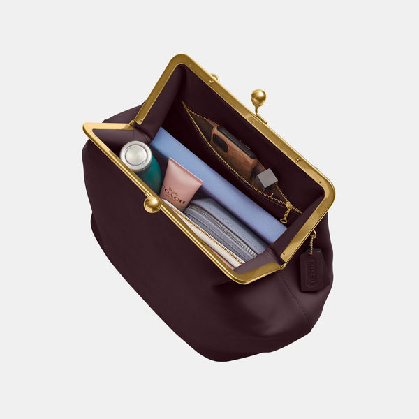 حقيبة كبيرة بإطار معدني وقفل متعاكس