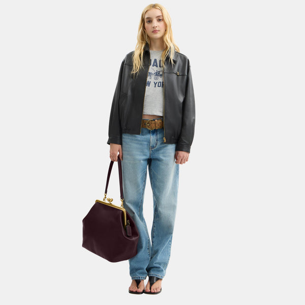 حقيبة كبيرة بإطار معدني وقفل متعاكس