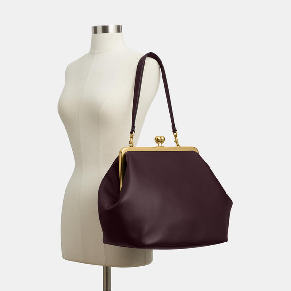 حقيبة كبيرة بإطار معدني وقفل متعاكس