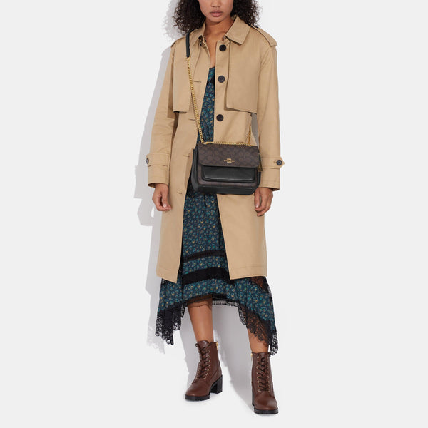 حقيبة "كلير 25 Klare" الكروس بودي من القماش بنقشة ماركة كوتش