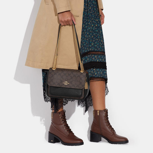 حقيبة "كلير 25 Klare" الكروس بودي من القماش بنقشة ماركة كوتش