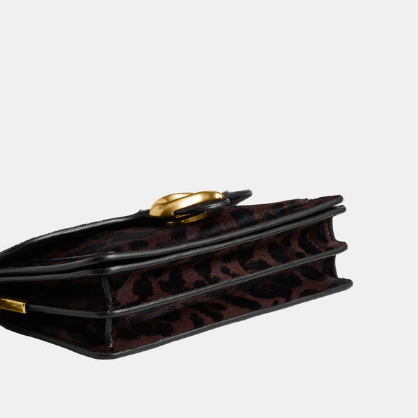 حقيبة كتف "تابي 26" من شعر العجل بنقشة فهد