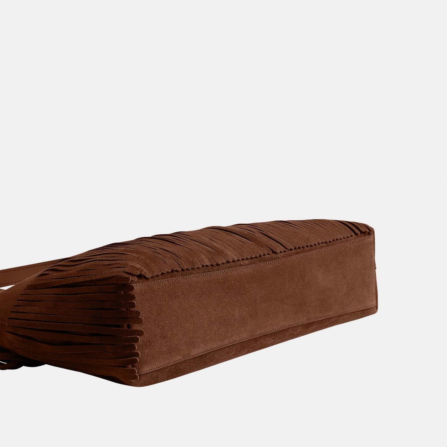 حقيبة كتف "بروكلين 39" من الشامواه مزينة بشرّابات 