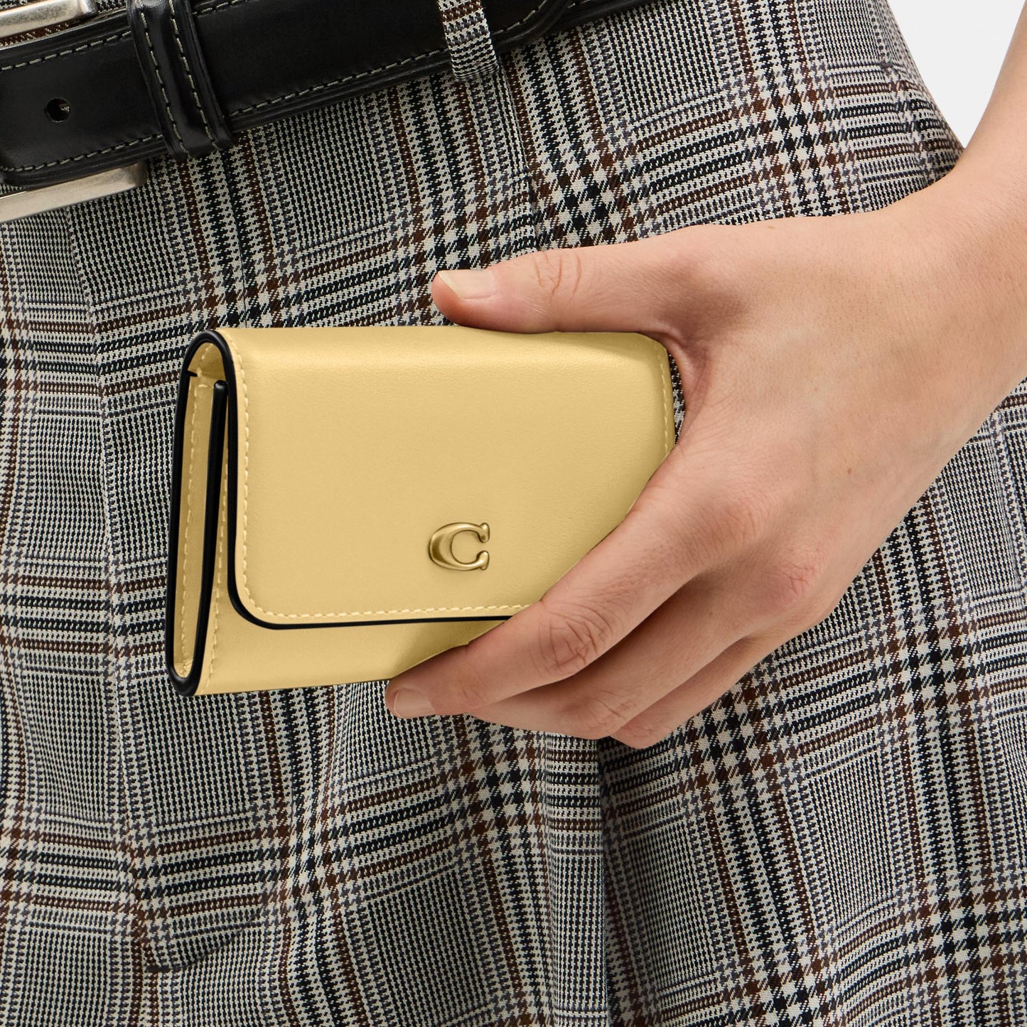 CCW82-Essential Flap Card Case-B4/Vanilla
