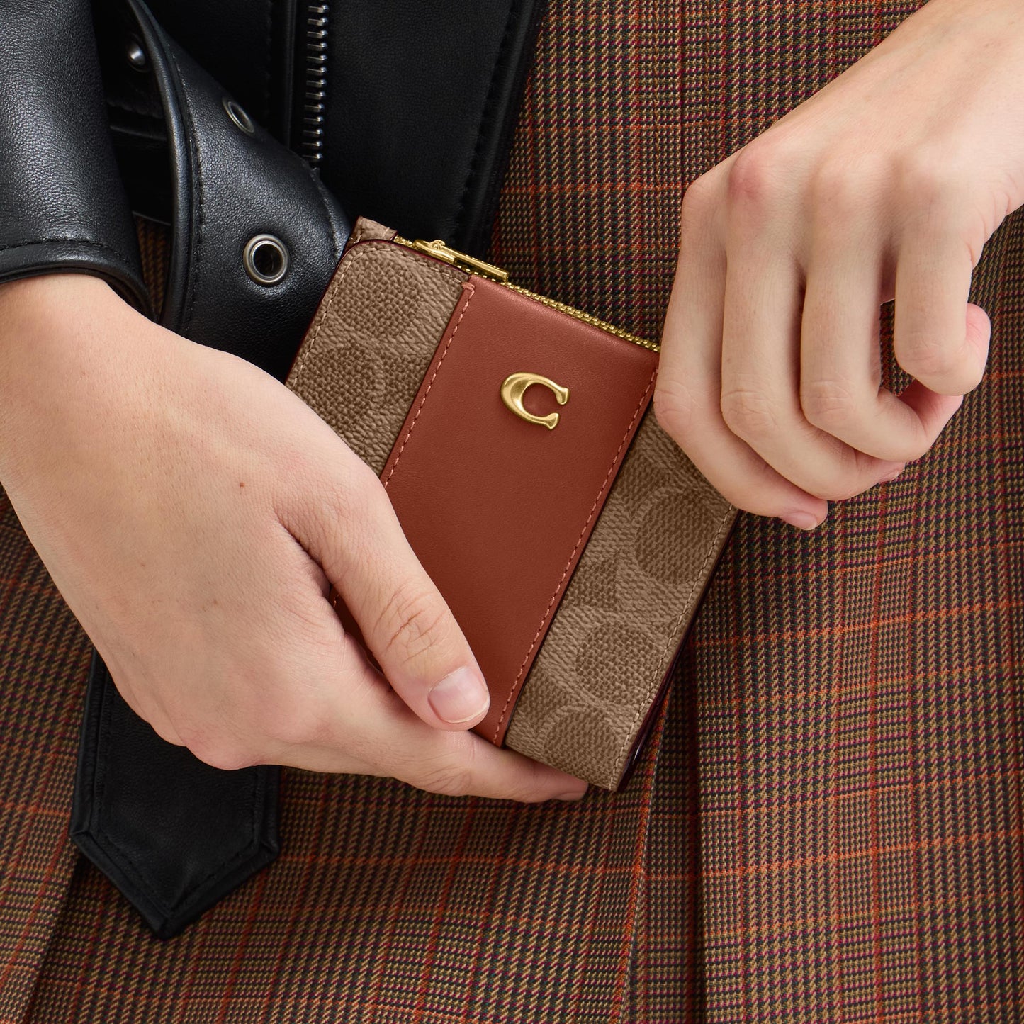 CCY42-Coated Canvas Signature Essential Slim Billfold Wallet-B4/Tan Caramel