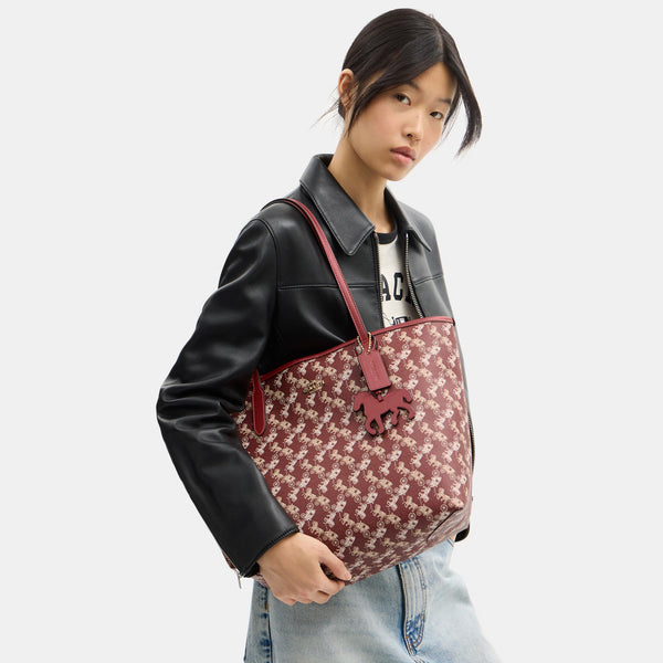 City Tote Bag with Horse and Carriage Print