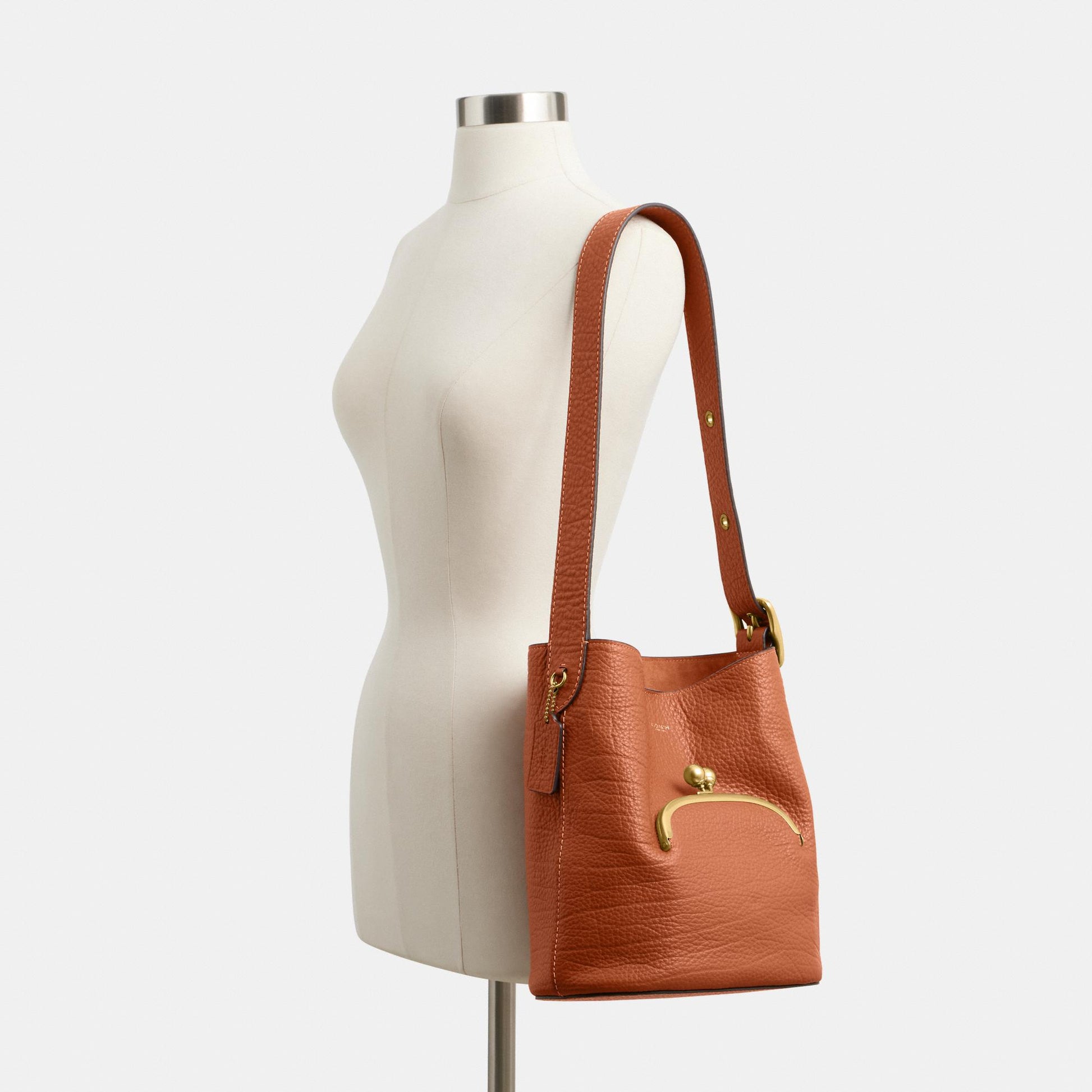 CDZ18-The Coach Originals Textured Pebble Leather Bleecker Bucket Bag with Kisslock-B4/Amber Brown