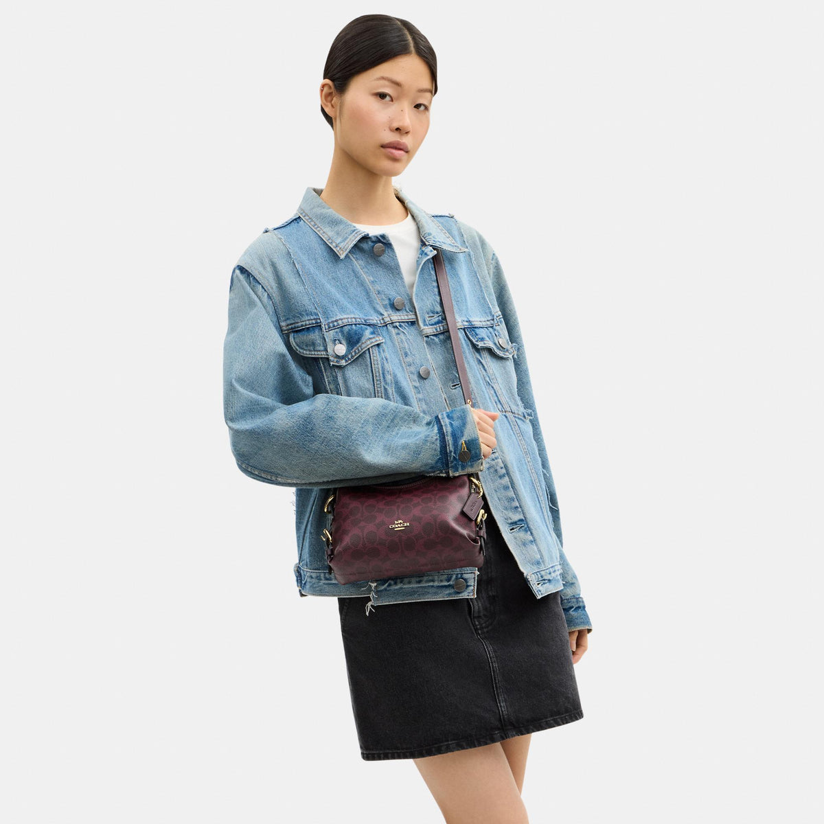 CFP26-Laurel Shoulder Bag 22 with Buckles in Signature Canvas-Im/Black Currant