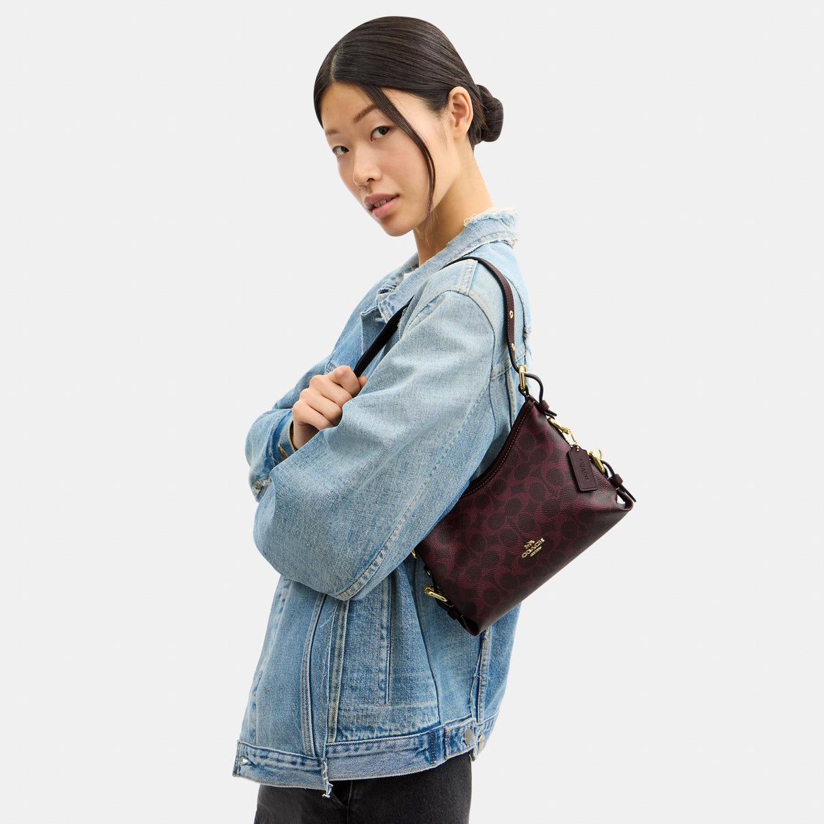 CFP26-Laurel Shoulder Bag 22 with Buckles in Signature Canvas-Im/Black Currant