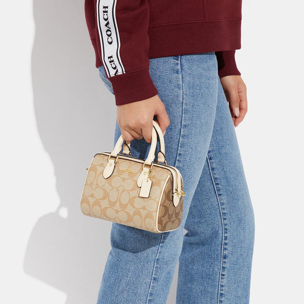 حقيبة "روان ساتشل Rowan Satchel" بحجم صغير من القماش بنقشة ماركة كوتش المقسم بالألوان