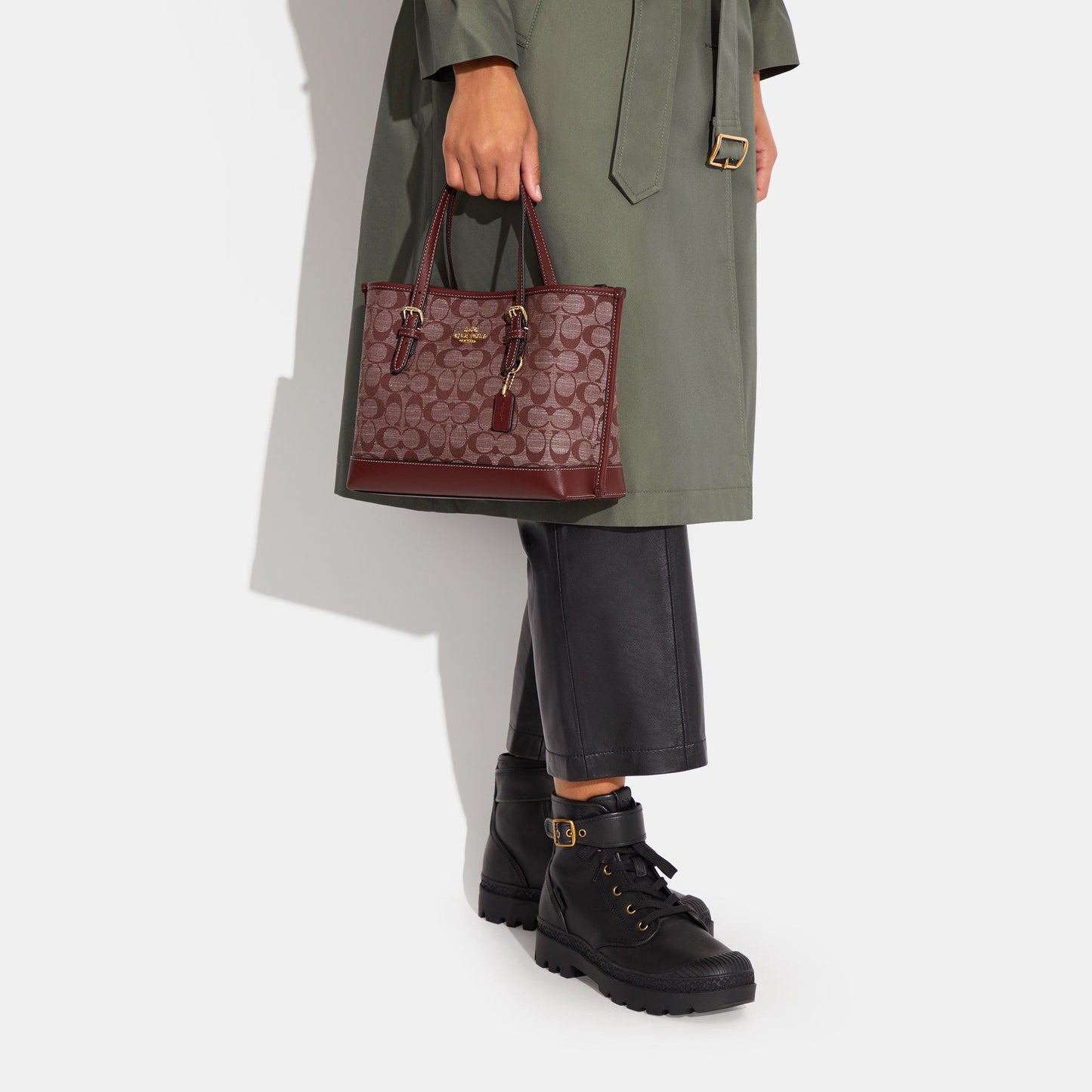 CH228-Mollie Tote 25 In Signature Chambray-Im/Wine Multi