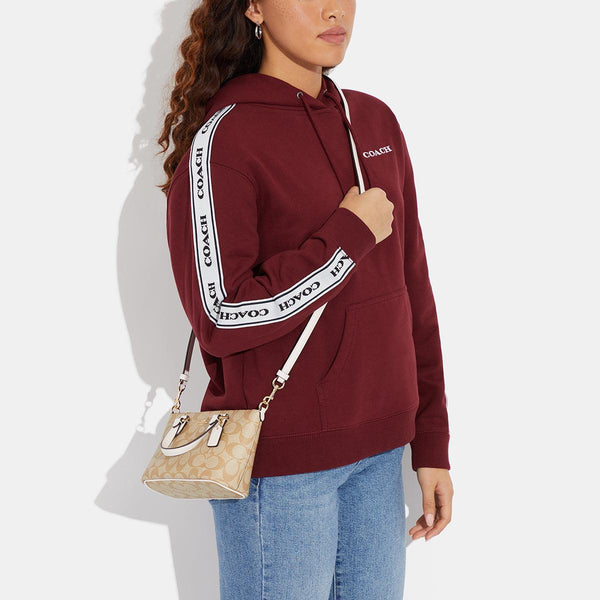 حقيبة كروس بودي "غاليري Gallery" بحجم صغير من القماش بنقشة ماركة كوتش