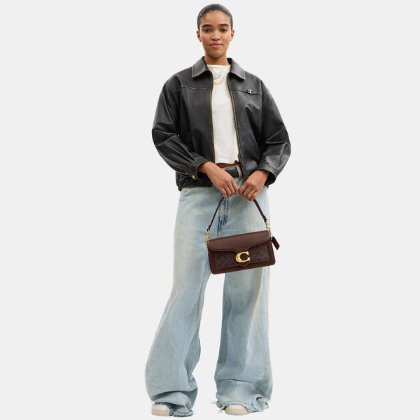 حقيبة "تابي 26 Tabby" من القماش بنقشة ماركة كوتش