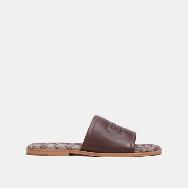 صندل من الجاكار بنقشة ماركة كوتش