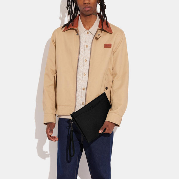 حقيبة معصم من الجلد الحُبيبي ببطانة من القماش بنقشة ماركة كوتش