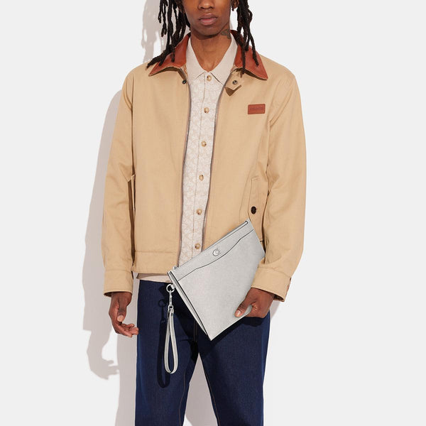 حقيبة معصم من الجلد الحُبيبي ببطانة من القماش بنقشة ماركة كوتش