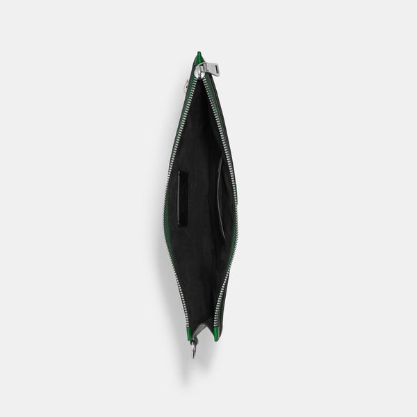 حقيبة معصم من الجلد الحُبيبي ببطانة من القماش بنقشة ماركة كوتش