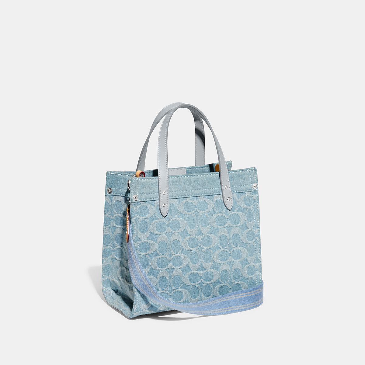 Field Tote 22 In Signature Denim-CJ853-Lh/Pale Blue