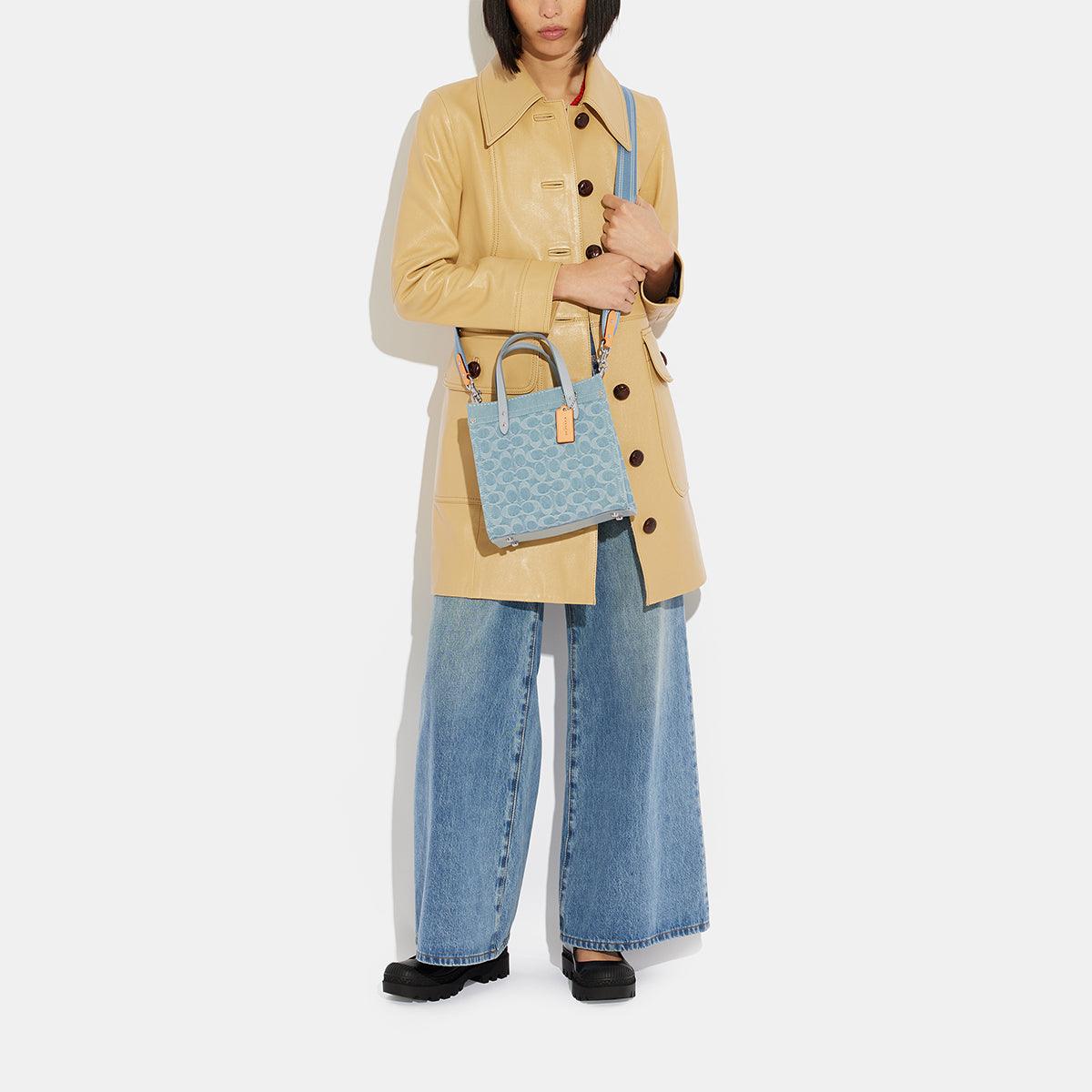 Field Tote 22 In Signature Denim-CJ853-Lh/Pale Blue