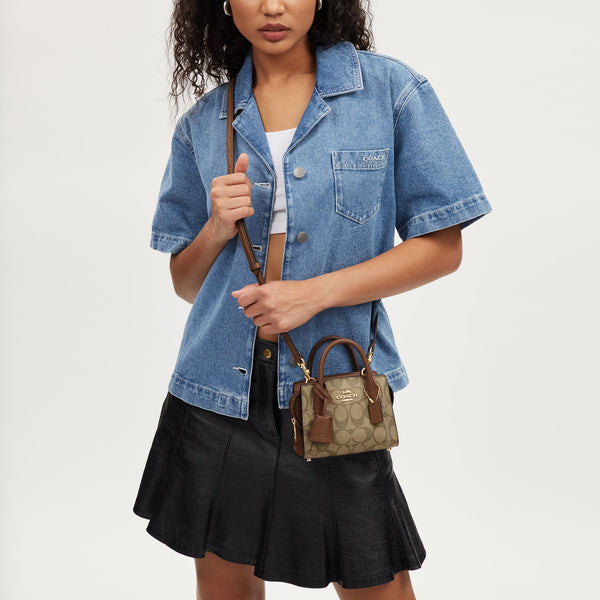 حقيبة كاريال "أندريا" بحجم صغير من القماش بنقشة كوتش