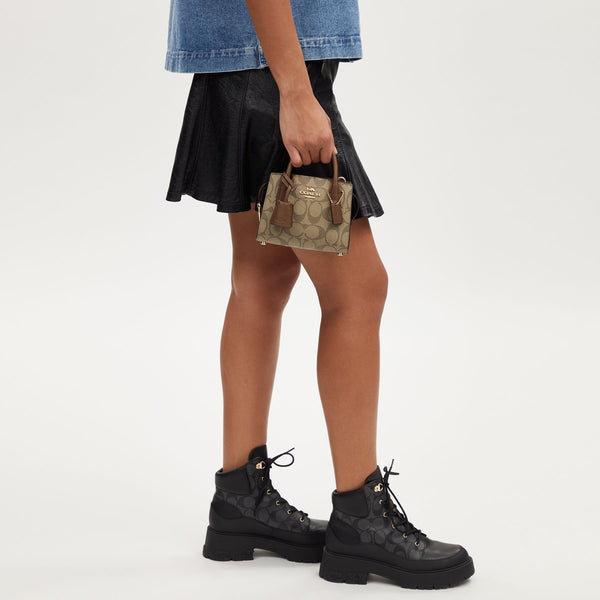 حقيبة كاريال "أندريا" بحجم صغير من القماش بنقشة كوتش