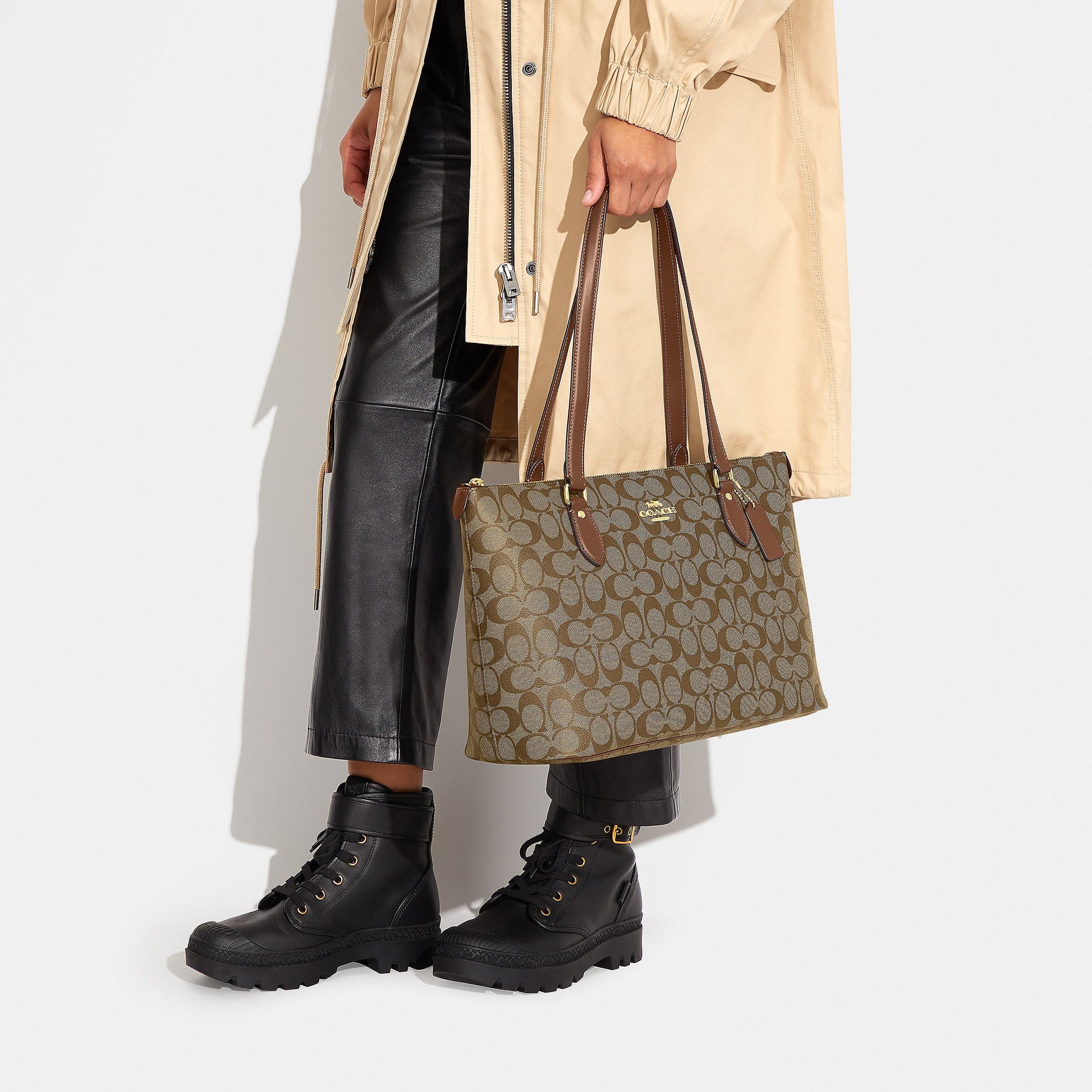 CS187-Gallery Tote Bag In Signature Canvas-Im/Khaki Saddle 2