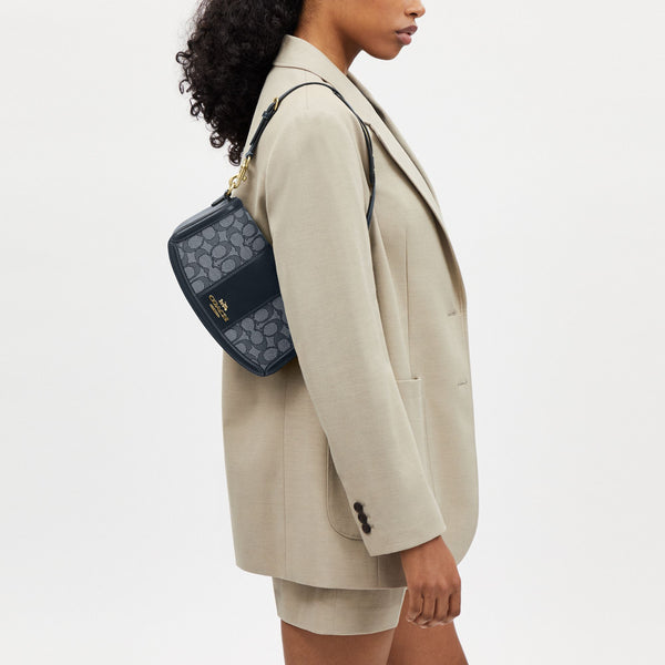 حقيبة كتف "أندريا Andrea" من الجاكار بنقشة كوتش