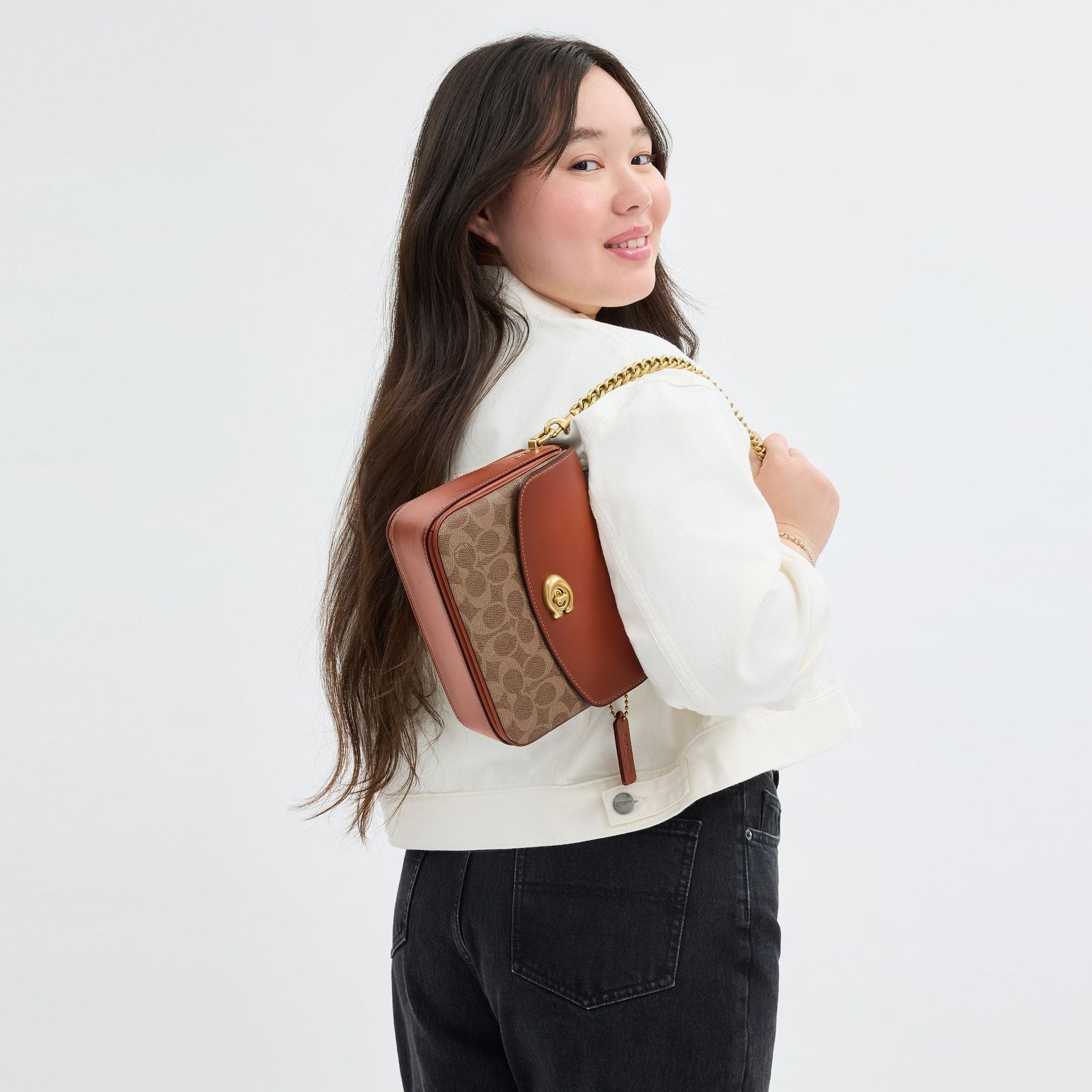 CV436-Cassie Crossbody Bag 19 In Signature Canvas-B4/Tan Caramel