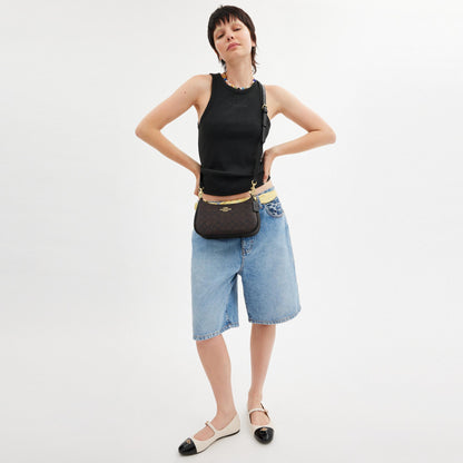 CV933-Teri Shoulder Bag In Signature Canvas-Im/Walnut/Black