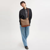 CW882-Willow Soft Bucket Bag In Signature Canvas-B4/Tan Caramel