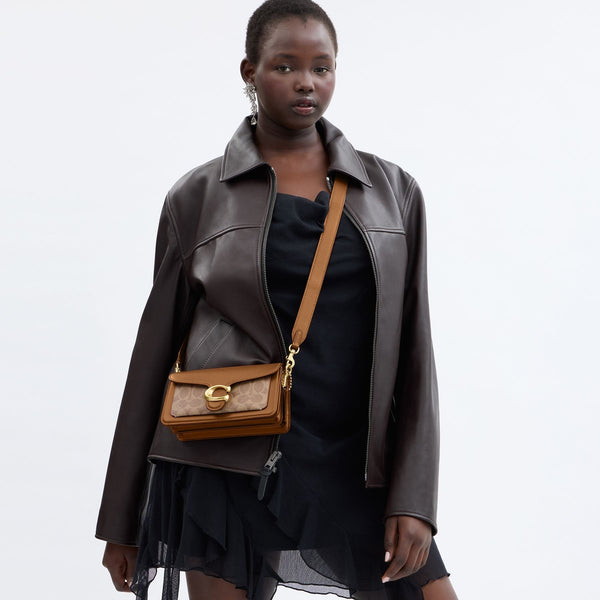  حقيبة الكتف "تابي 20"من القماش بنقشة كوتش