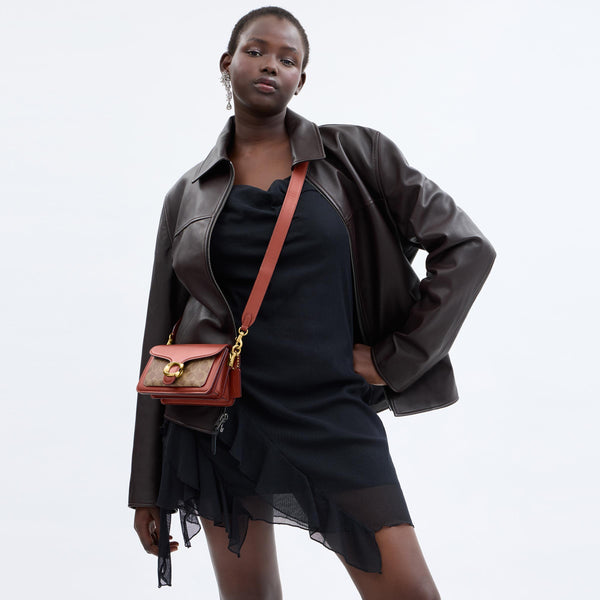  حقيبة الكتف "تابي 20"من القماش بنقشة كوتش