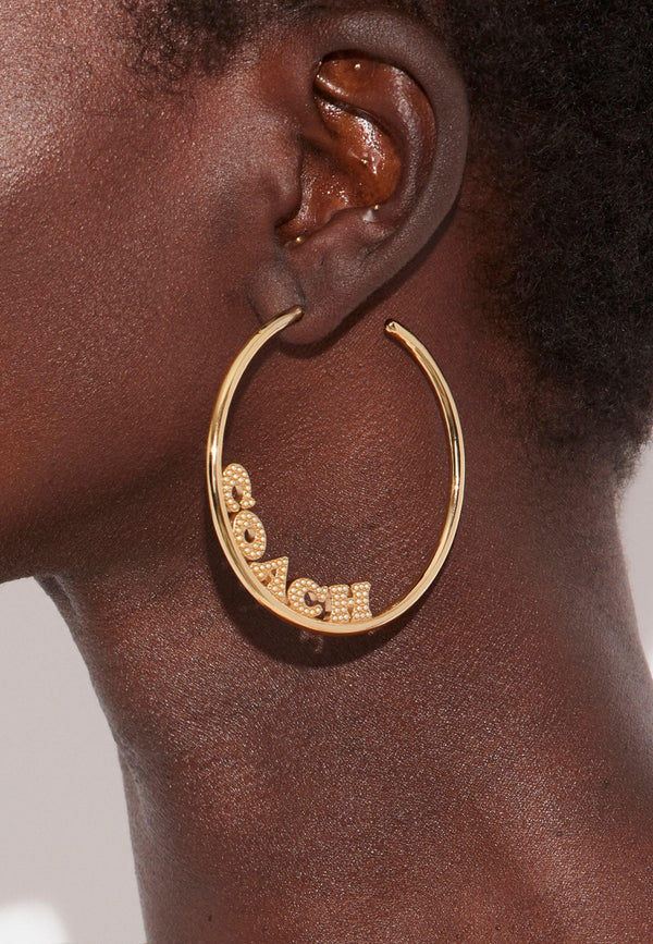 أقراط بتصميم حلقات بحجم صغير مزينة باسم الماركة 