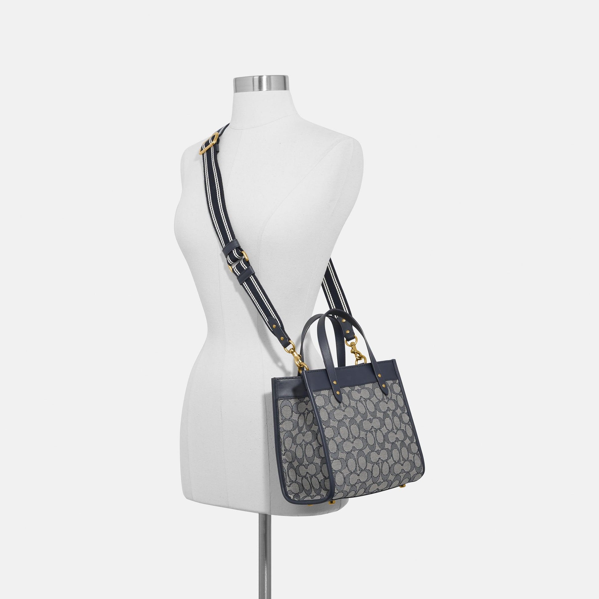 Field Tote 22 In Signature Jacquard - COACH Saudi Arabia Official Site