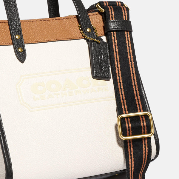 حقيبة "فيلد توت 22 Field Tote" مقسمة بالألوان مزينة بعلامة ماركة كوتش